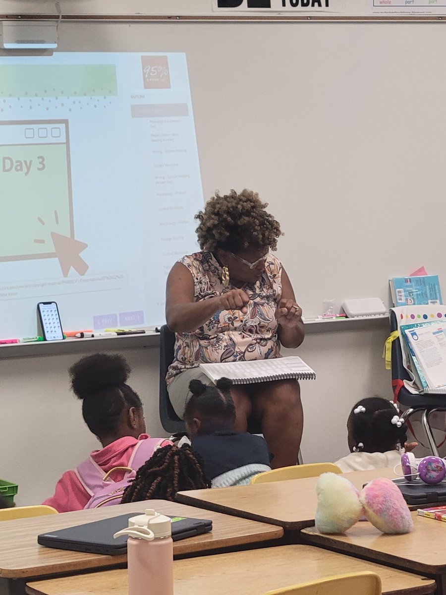 APRES on the move for #EveryChildReads ... love seeing learning engagement between teacher and students!! Literacy on 🔥! @MWilson_APRES <a href="/porteram_fcs/">Altanya Porter</a> <a href="/FultonCoSchools/">FultonCountySchools</a>