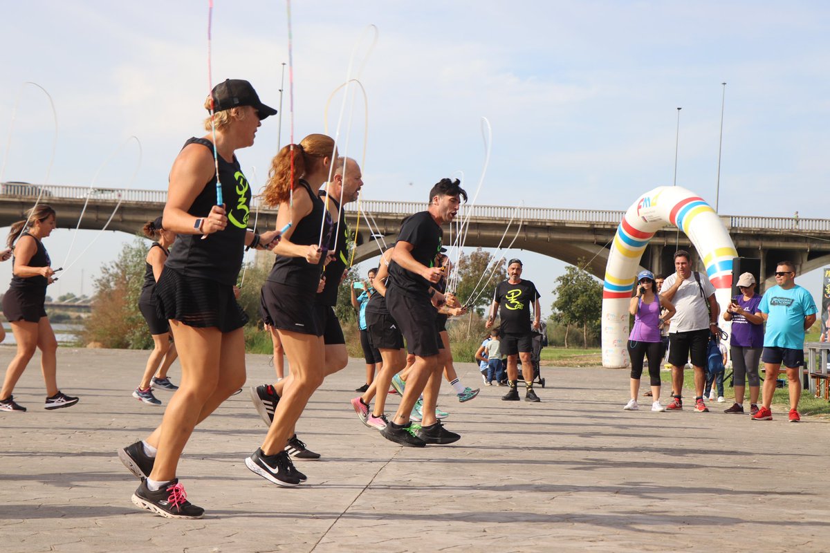 aytodebadajoz's tweet photo. 📷 El baile de exhibición y master class de la modalidad #P13Fit ha congregado a 173 participantes en el el parque del #RíoGuadiana en #Badajoz, un método de entrenamiento que combina el salto a la comba con música 🎶🎽 https://t.co/WgM24YLbhR