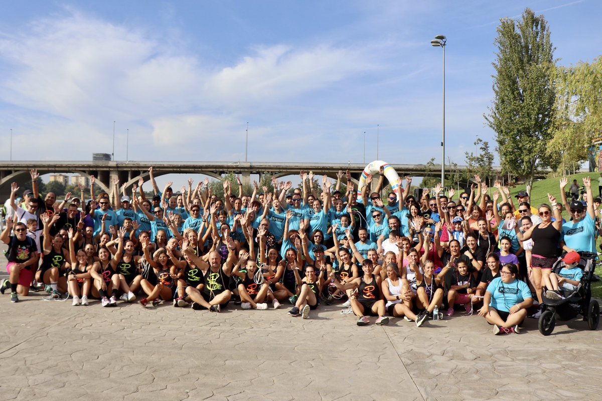 aytodebadajoz's tweet photo. 📷 El baile de exhibición y master class de la modalidad #P13Fit ha congregado a 173 participantes en el el parque del #RíoGuadiana en #Badajoz, un método de entrenamiento que combina el salto a la comba con música 🎶🎽 https://t.co/WgM24YLbhR