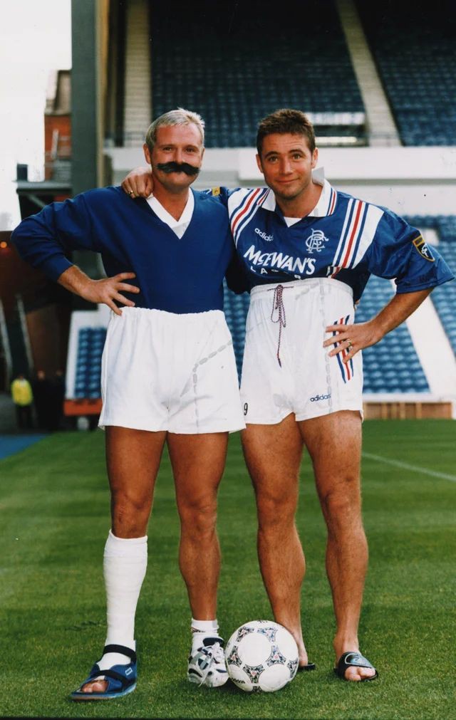 Un poco de humor para éste Glasgow Rangers donde bajan aguas revueltas tras despedir al míster Michael Beale y perder en Europa League ante el Aris Limassol.
<a href="/futbolescocia/">Futbol Escocia</a> <a href="/ExpresoEscoces/">Expreso Escocés</a> 
En la foto, el díscolo Paul Gascoigne y el gran Ally McCoist.