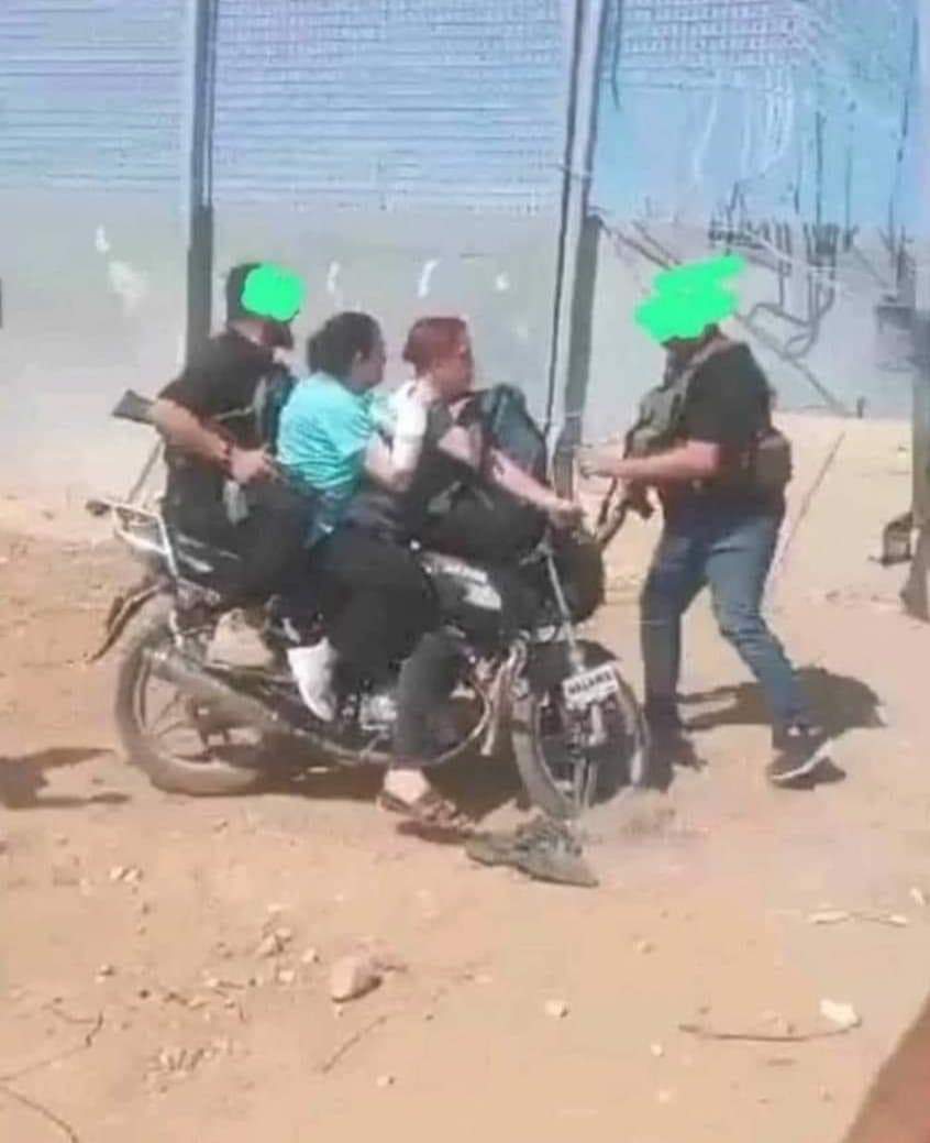 moalatar89's tweet photo. الواد من جبروته مخلي 🐕 يسوق ومش خايف ع نفسه 😠😠
#طوفان_الأقصى https://t.co/Zly29Tn2Bq