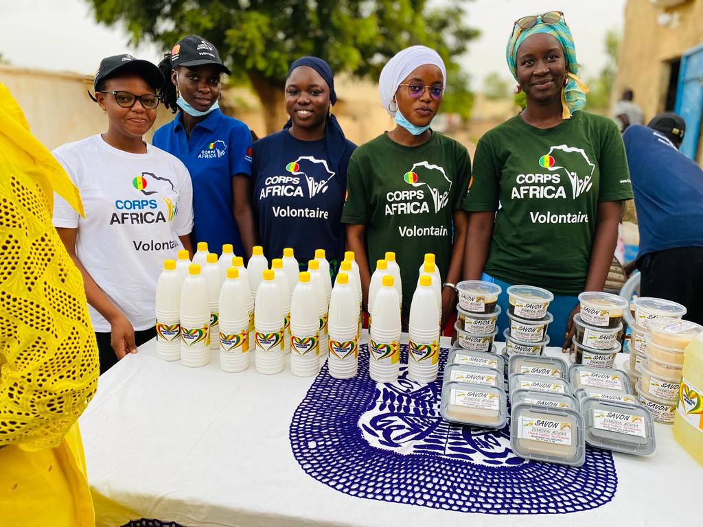 CorpsafricaSen's tweet photo. Le PST [Pre – Service Training] continue son impact. Les stagiaires Volontaires et les communautés de Seokhaye et Thienaba ont fait un atelier de production en saponification et javellisation qui a été facilité par les femmes de l’association Diamoral Mouna.
#ThisIsCorpsAfrica https://t.co/Ml7DpQ6VS1