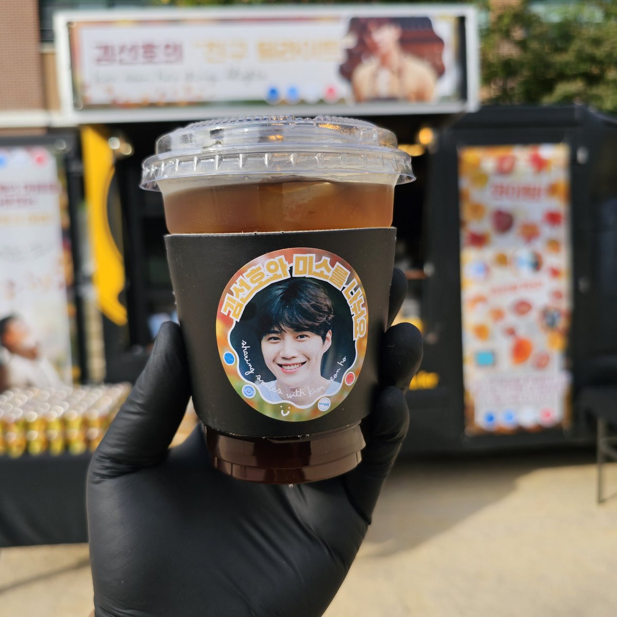 SeonhoTurkey's tweet photo. [🚚] — Kim SeonHo Fan Destek Projesi 

Uluslararası Seonhohada işbirliğiyle, 𝐊𝐒𝐇 𝐓𝐮𝐫𝐤𝐞𝐲 olarak ilk kahve kamyonumuzu <Mangnaein>  setine gönderdiğimizi duyurmaktan büyük mutluluk duyuyoruz. ☕💜 

#KimSeonho'ya en içten desteğimizi göstermek için bu menüyü hazırladık! https://t.co/JP7qEwBWtH