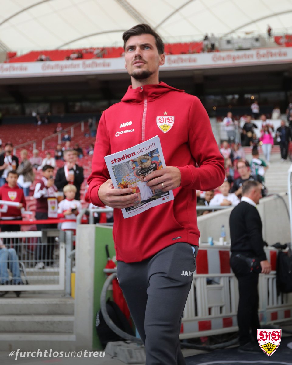 VfB's tweet photo. Pascal #Stenzel checkt noch kurz die neue Ausgabe der #stadionaktuell. ✔️

🔗 Hier geht's zum ePaper: https://t.co/v8wVaDdmKx

#VfB | #VfBWOB https://t.co/9QOkx16t8h