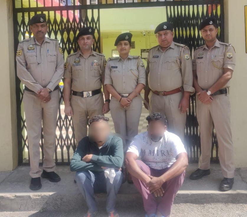 PoliceSolan's tweet image. सोलन पुलिस की स्पेशल टीम  ने पाकिस्तान से आने वाली हीरोइन/चिट्टा के तस्कर को अटारी बॉर्डर से गिरफ़्तार किया है।सोलन पुलिस ने पिछले 3 महीनों में 4 नाइजीरियन सहित बाहरी राज्यों के 32 सप्लायरों को गिरफ्तार किया जा चुका है। जिनमें 6 बड़े नेटवर्को को डिस्मेंटल किया गया है।