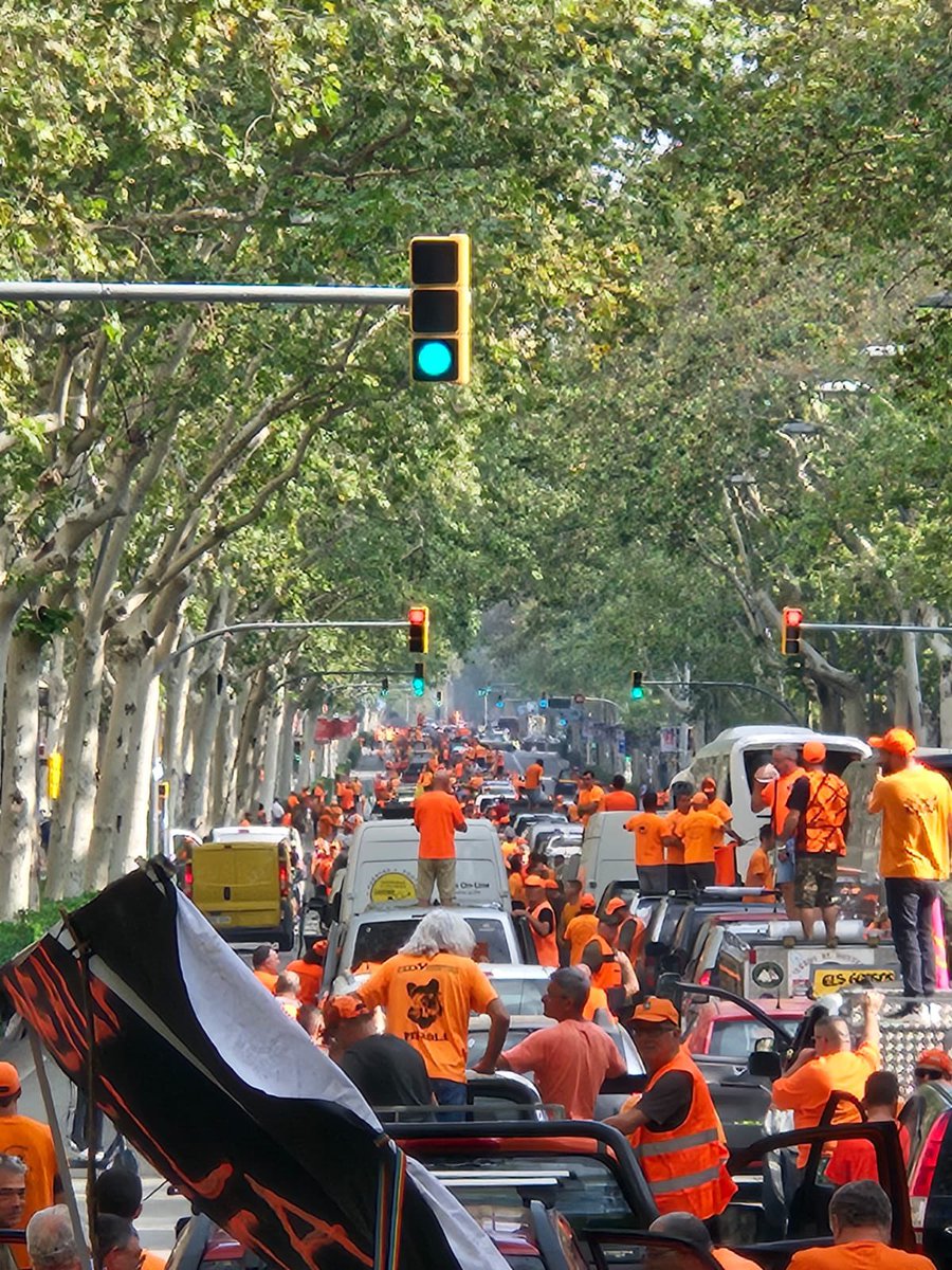 cinegeticat's tweet photo. Més de 2.000 vehicles de caçadors i unes 4.000 persones participen a la marxa lenta en defensa de la caça a Barcelona. https://t.co/doMiRSi532