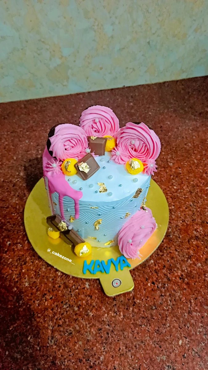 cakezone__'s tweet image. Tall cake for a lil princess 🥰🥰
Twin flavours 🍍🍓
Direct message us for orders📩📩
.
#newpost2023 #flavourcake #freshwork #cakesofinstagram #tallcakedesigns #tallcake #tallcakebox #birthdaygirl #birthdaycelebration #birthdayparties