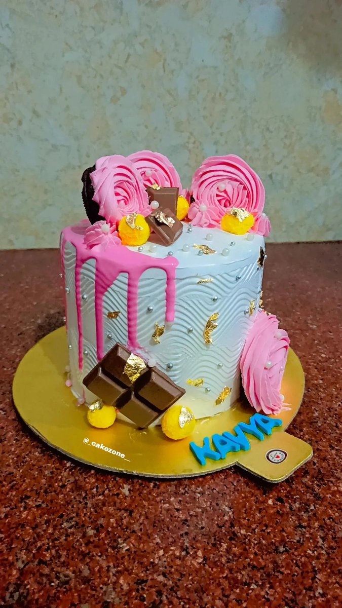 cakezone__'s tweet image. Tall cake for a lil princess 🥰🥰
Twin flavours 🍍🍓
Direct message us for orders📩📩
.
#newpost2023 #flavourcake #freshwork #cakesofinstagram #tallcakedesigns #tallcake #tallcakebox #birthdaygirl #birthdaycelebration #birthdayparties