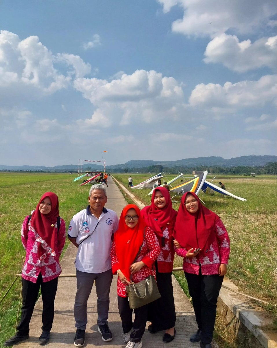 happyhendras's tweet photo. #teamwork #myteam #thesquad https://t.co/Xhu3FPMuMi