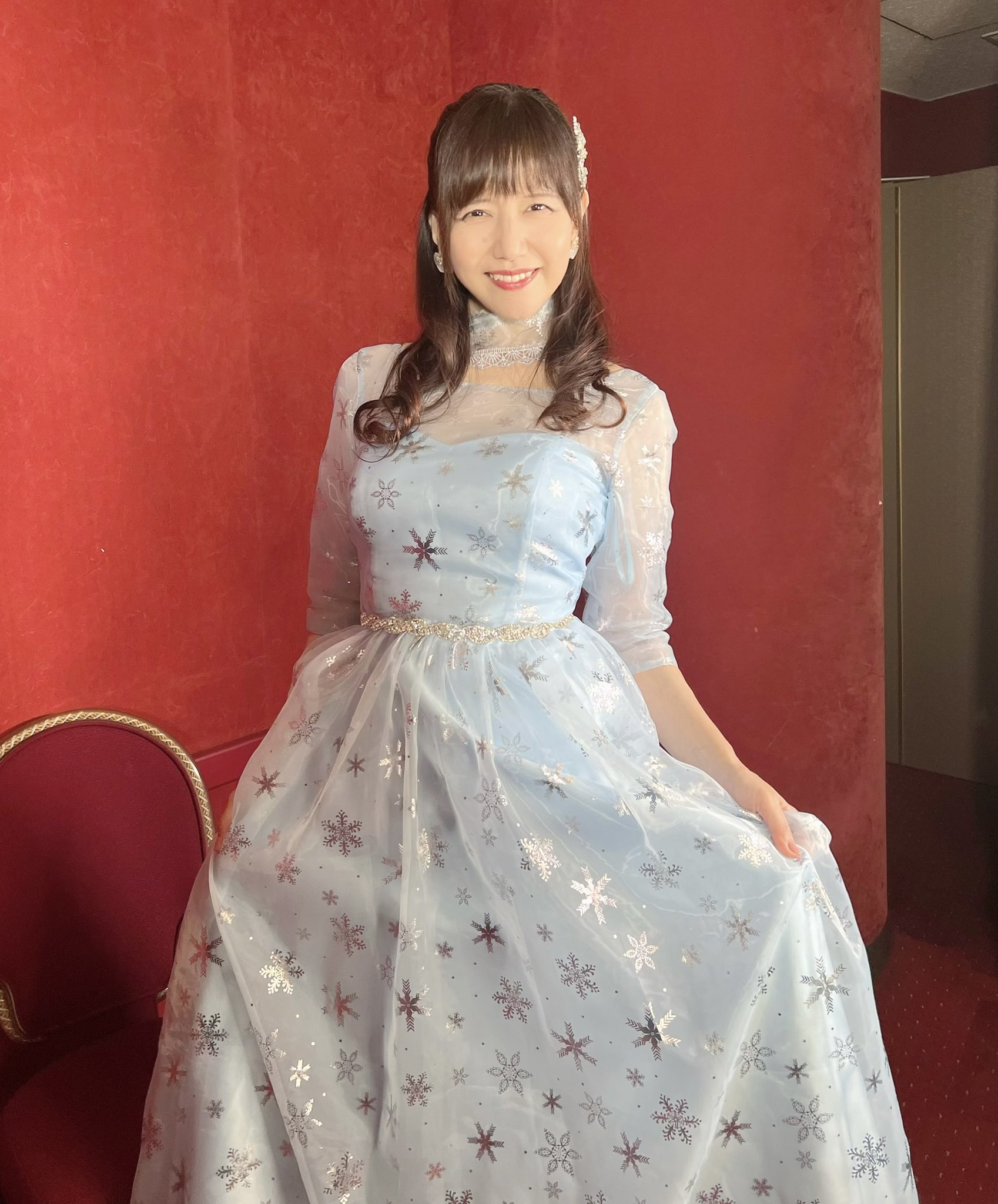 井上喜久子 写真 井上喜久子：“17歳”コスプレ披露 学生服、 ラウンドガール