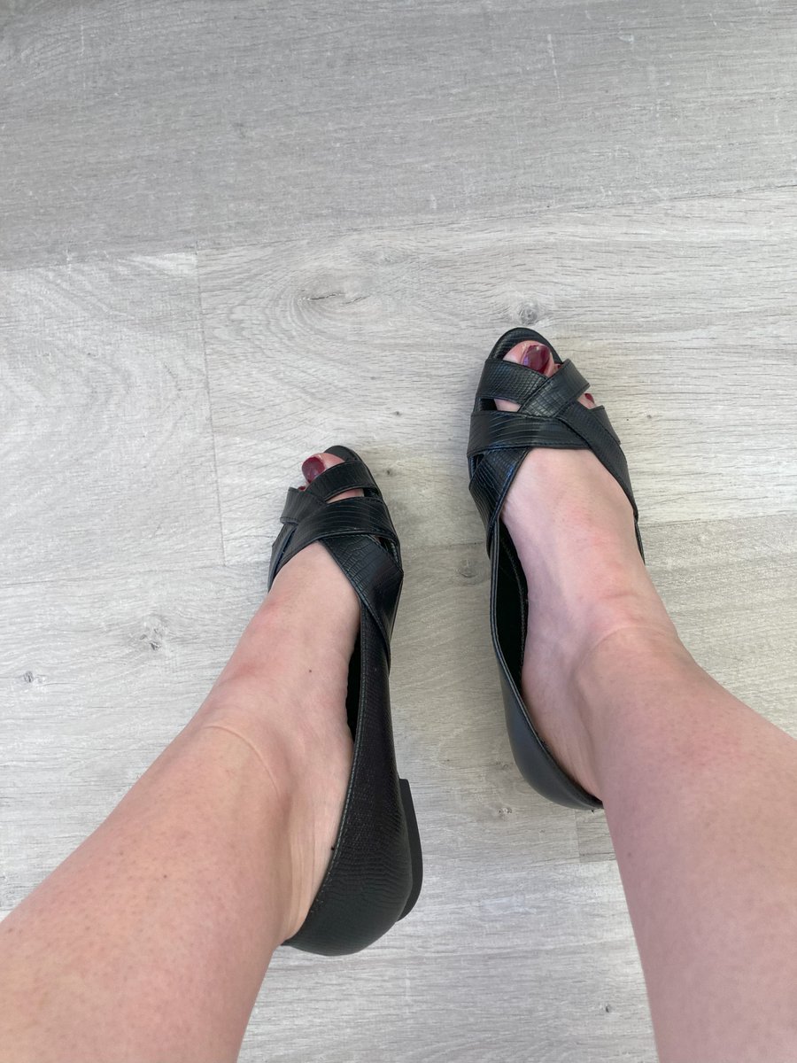 Or black, and peeptoe? 🧐

#flats #peeptoe #balletflats #ballerinaflats #femalefeet #fetiche #footfetishist #footfetishcommunity #footfetisheaven #feetmodels #beautiful #beauty
