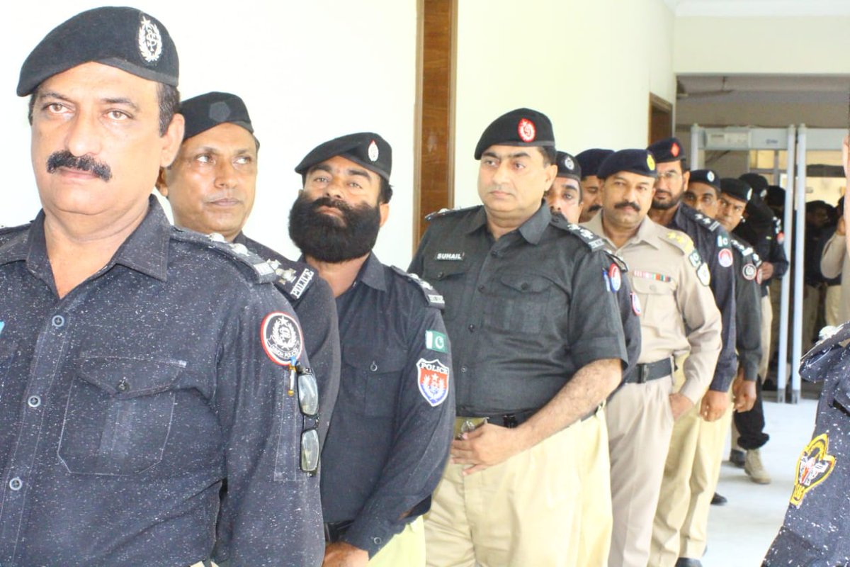 CellRange's tweet photo. RANGE POLICE LARKANA
DATED : 07-10-2023.

*آئی جی پی سندہ*
*جناب رفعت مختار راجہ صاحب*
کی ہدایات پر
*ڈی آئی جی پی لاڑکانہ*
*جناب جاوید سونہارو جسکانی صاحب*
*کی زیر صدارت لاڑکانہ رینج کے (106) کنفرم F لسٹ کے سب انسپکٹرز کو اگلے عہدے انسپیکٹر کے طور پر ترقی کے سلسلے میں پیش ہوئے. https://t.co/LrQSUf203q