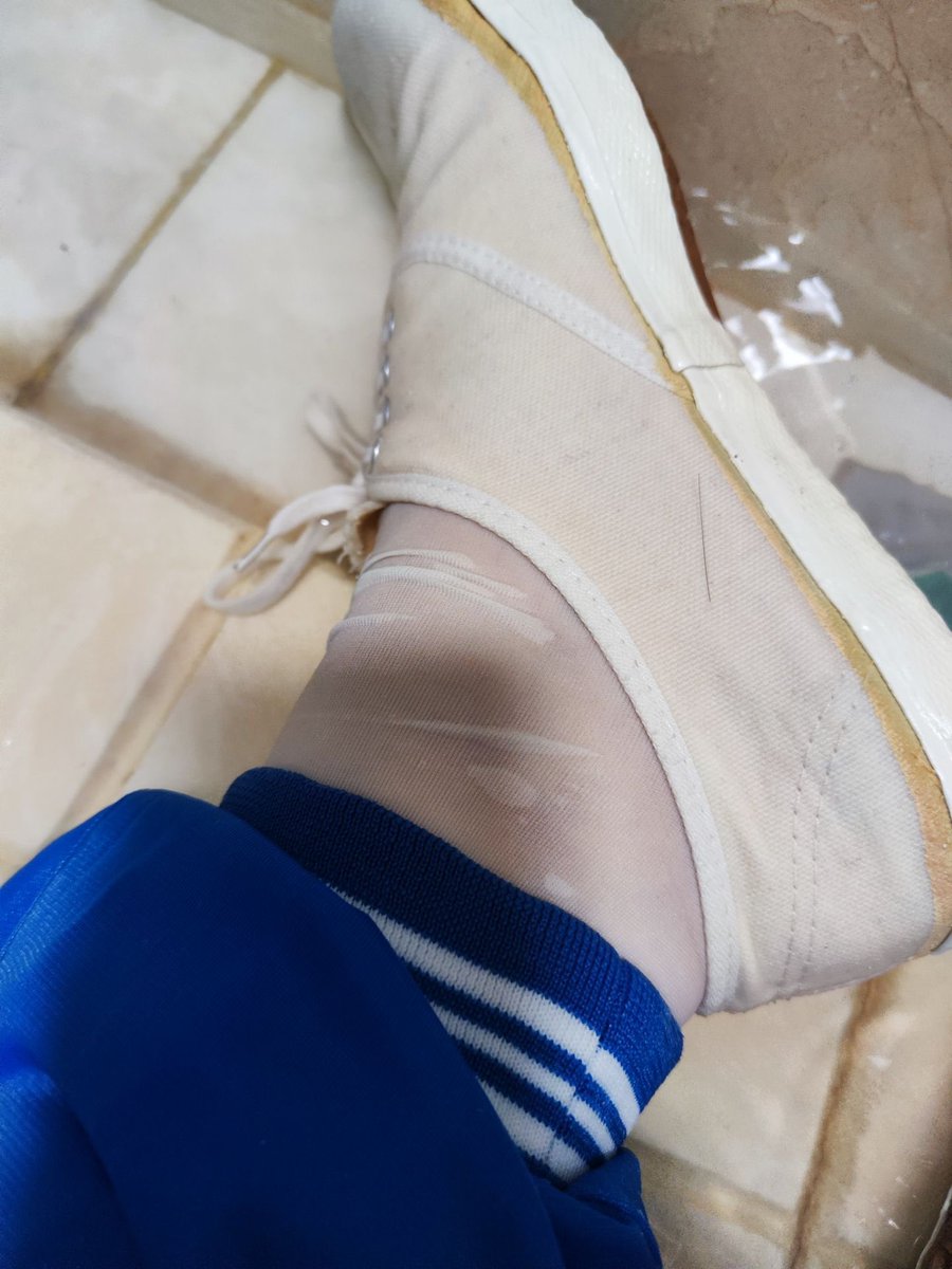 学生就得24小时穿着校服，哪怕是在洗澡也得穿着。
