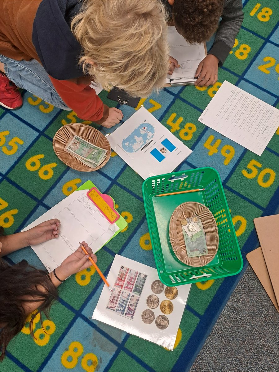 Yesterday students had so much observing coins and bills from around the world. Seeing students sharing curiosities from their families' countries was just amazing #UntingOurworld <a href="/ParticipateLrng/">Participate Learning</a> @FDESPandas