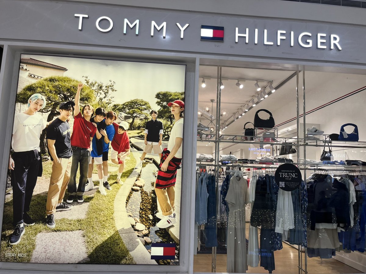 dailyseung2's tweet photo. AHHH finally found a tommy hilfiger x stray kids ad !!! 🫶

📍 sm mall of asia, manila https://t.co/Z12ABN7gaE