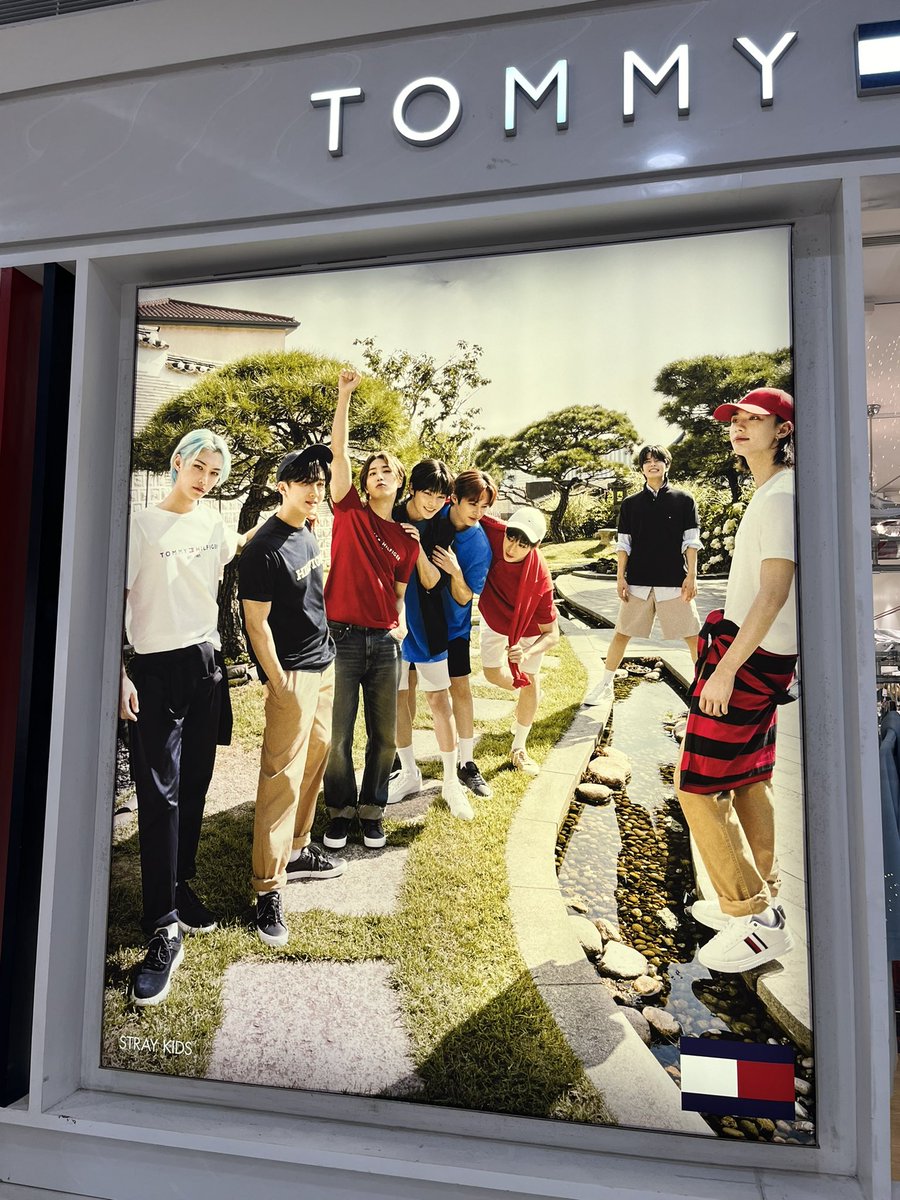 dailyseung2's tweet photo. AHHH finally found a tommy hilfiger x stray kids ad !!! 🫶

📍 sm mall of asia, manila https://t.co/Z12ABN7gaE