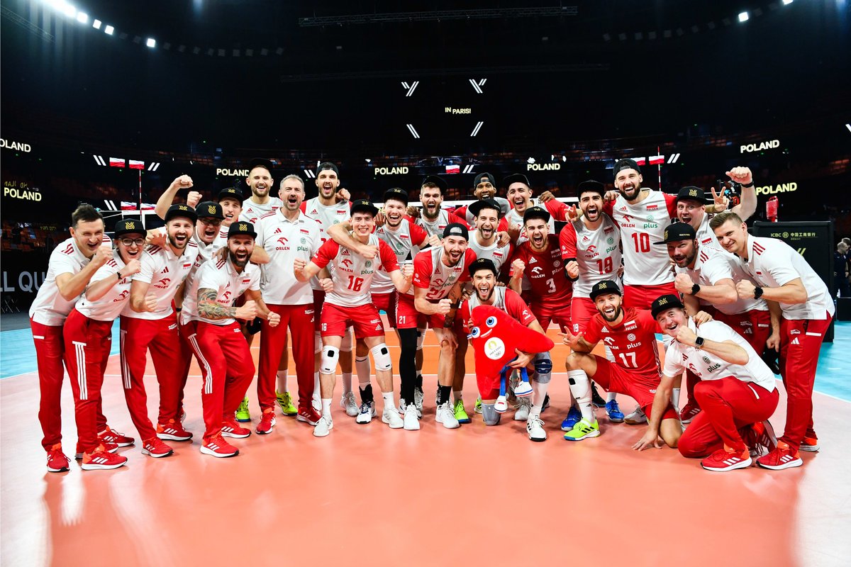 PolskaSiatkowka's tweet photo. Te czarne czapki oznaczają tylko jedno - polscy siatkarze jadą do Paryża! 🇫🇷

6️⃣ wygranych na 6️⃣ rozegranych meczów, pozwala na to, by dzień przed zamknięciem turnieju kwalifikacyjnego cieszyć się z awansu na igrzyska 🤩

#RoadToParis stała się faktem! 🚌 https://t.co/e4Z8TvnWzk