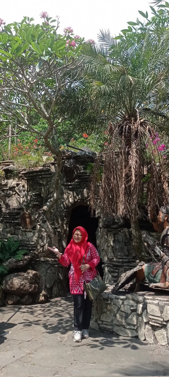 happyhendras's tweet photo. Goa Maria Kerep Ambarawa (GMKA) merupakan salah satu wisata religi umat katolik yang ada di Kabupaten Semarang. Dan GMKA ini pun terbuka untuk kunjungan umat beragama lain yang ingin sekedar refreshing melepas penat menikmati keindahan suasana di GMKA.
#wisata 
#religi https://t.co/w9NZL2Tr86