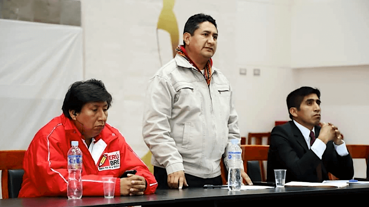 Desde ayer viernes, el segundo vicepresidente congresista Waldemar Cerrón Rojas NO ASISTE al Congreso...
... Los miembros de su bancada de 'Perú Libre' dicen que ello se debe a que Cerrón "está haciendo diversas gestiones".
... ¿¿¿Qué "gestiones" serán esas???...