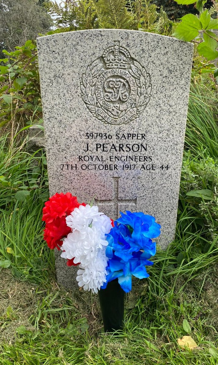 Sapper James Pearson, from Scotstoun, Glasgow, of the Royal Engineers, was killed in action on 9th October, 1917, aged 44

<a href="/150G512XD/">Ms Panther</a> and myself laid flowers and paid respects at his final resting place in Craigton cemetery, Glasgow 

Lest we Forget this brave man 🏴󠁧󠁢󠁳󠁣󠁴󠁿🇬🇧