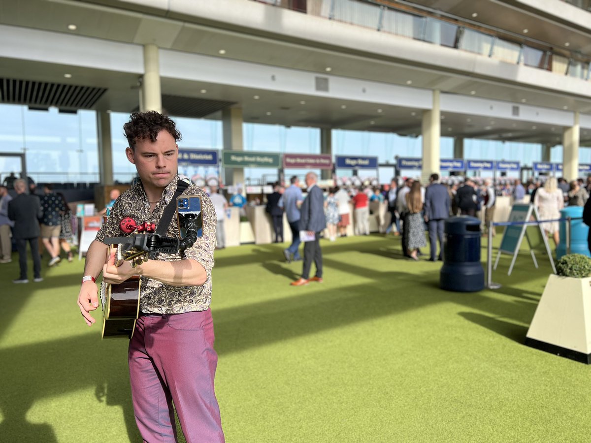 Ascot_Beer_Fest's tweet image. Beer festival well under way 🍺and 🏇racing now started on day 2!