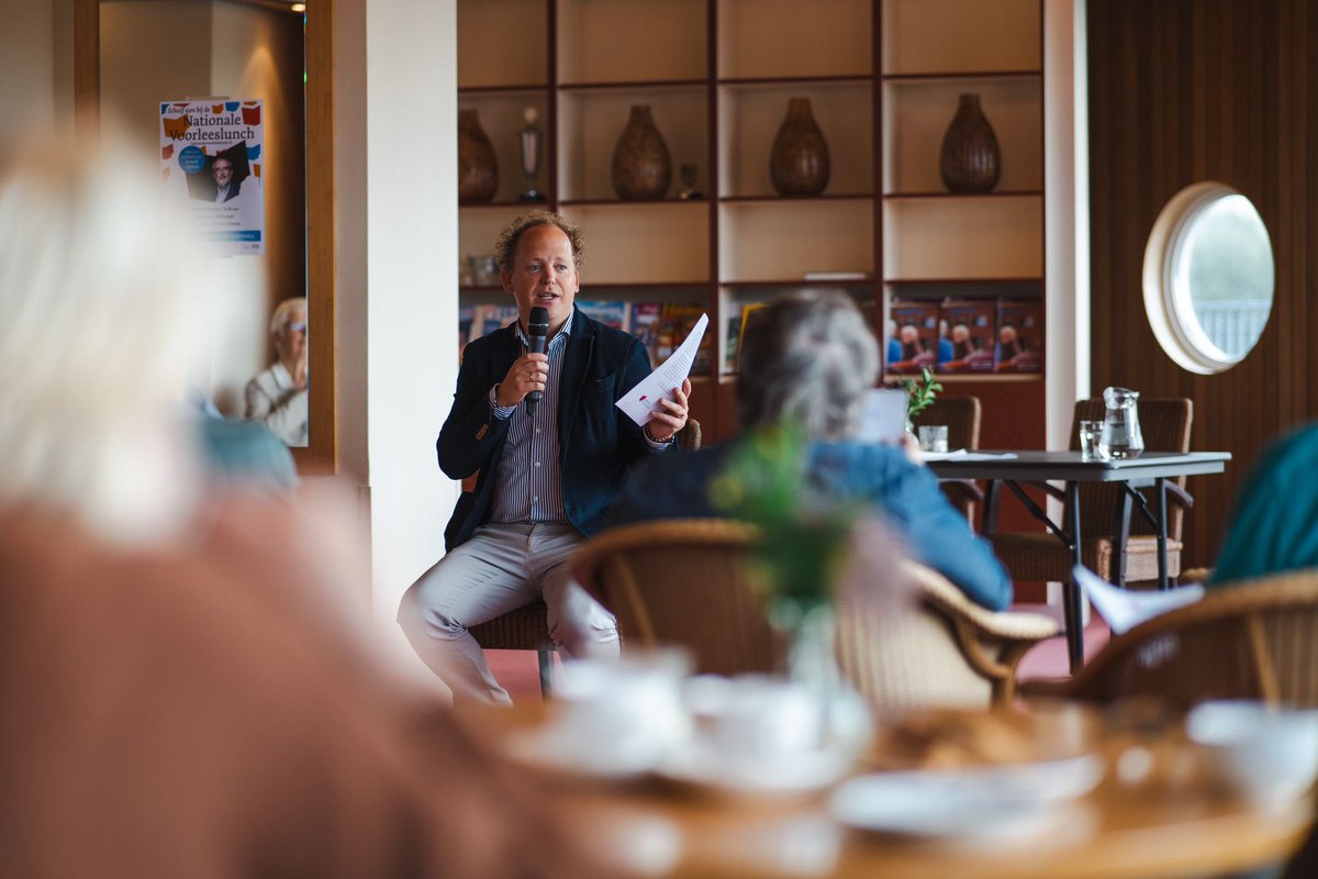 Gister was het #nationaleouderendag. Onze wethouder @AbelReitsma las het verhaal ‘de Reünie’ voor aan de bewoners van Nylânstate.