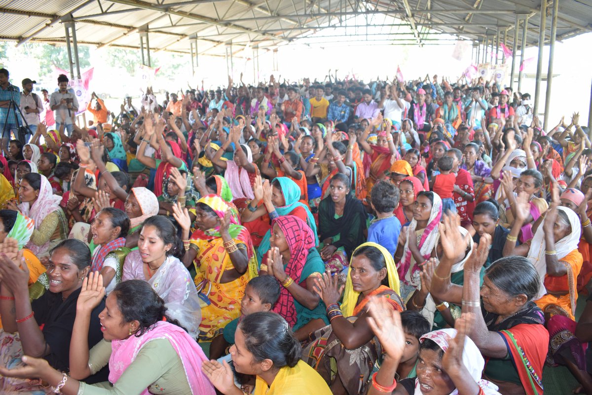 बस्तर में बदलाव !

लगातार जारी है सघन बस्तर दौरा........आज चित्रकोट विधानसभा के तोकापाल ब्लॉक कार्यकर्ता सम्मेलन में शामिल हुआ। 

20 सालों से कांग्रेस-भाजपा की धोखेबाजी, सौतेलेपन और लूट का दंश झेल रहे हैं बस्तरवासी। बस्तरवासी अब बदलाव की आंधी को मजबूत कर रहे हैं और कह रहे हैं....