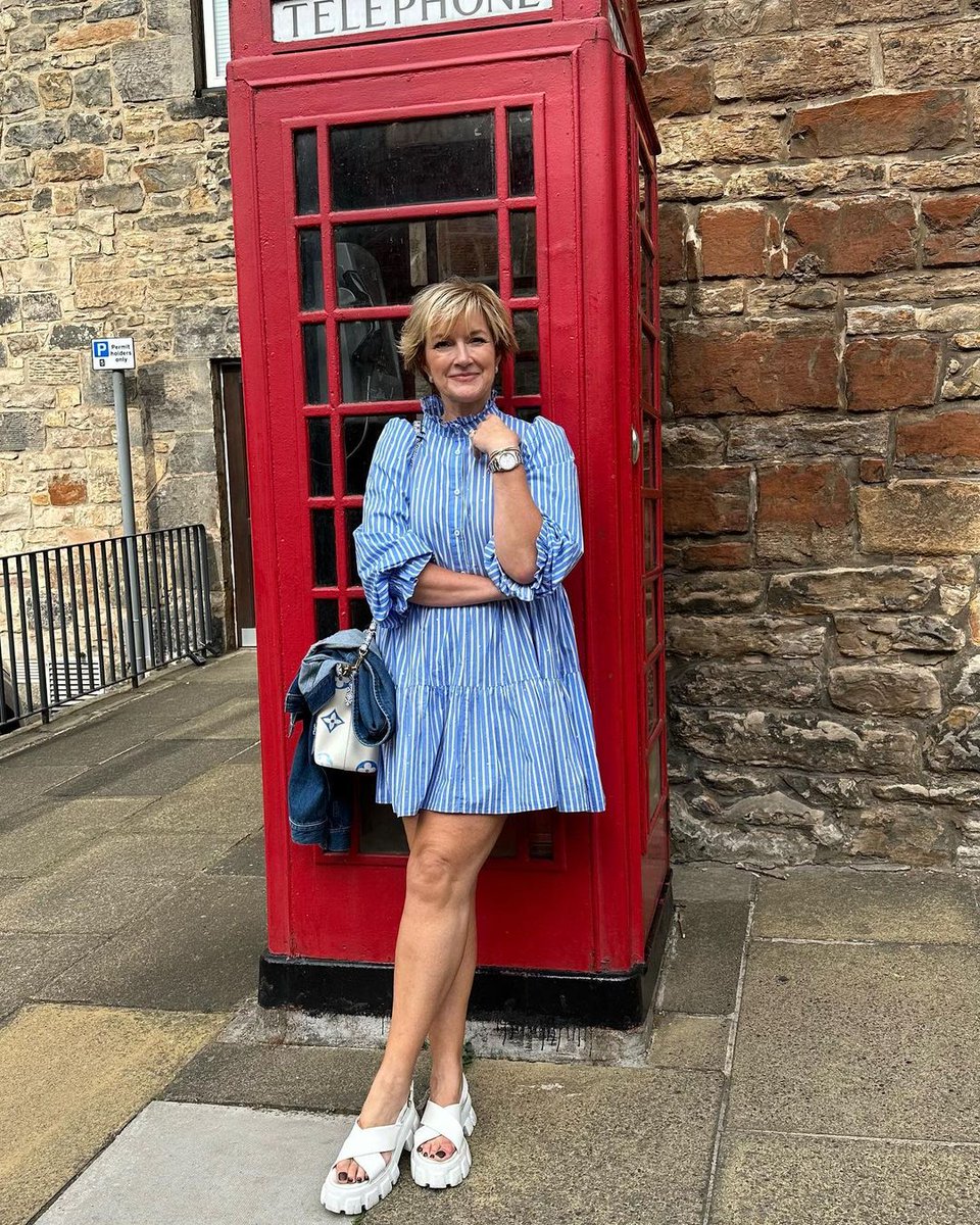 Classic song but honestly do you call to say this magic words ? #telefon #phone #call#love#iloveyou #positivity #goodvibes #traditional #influencer #instadaily #travelphotography #travelblogger #edinburgh #edinphoto