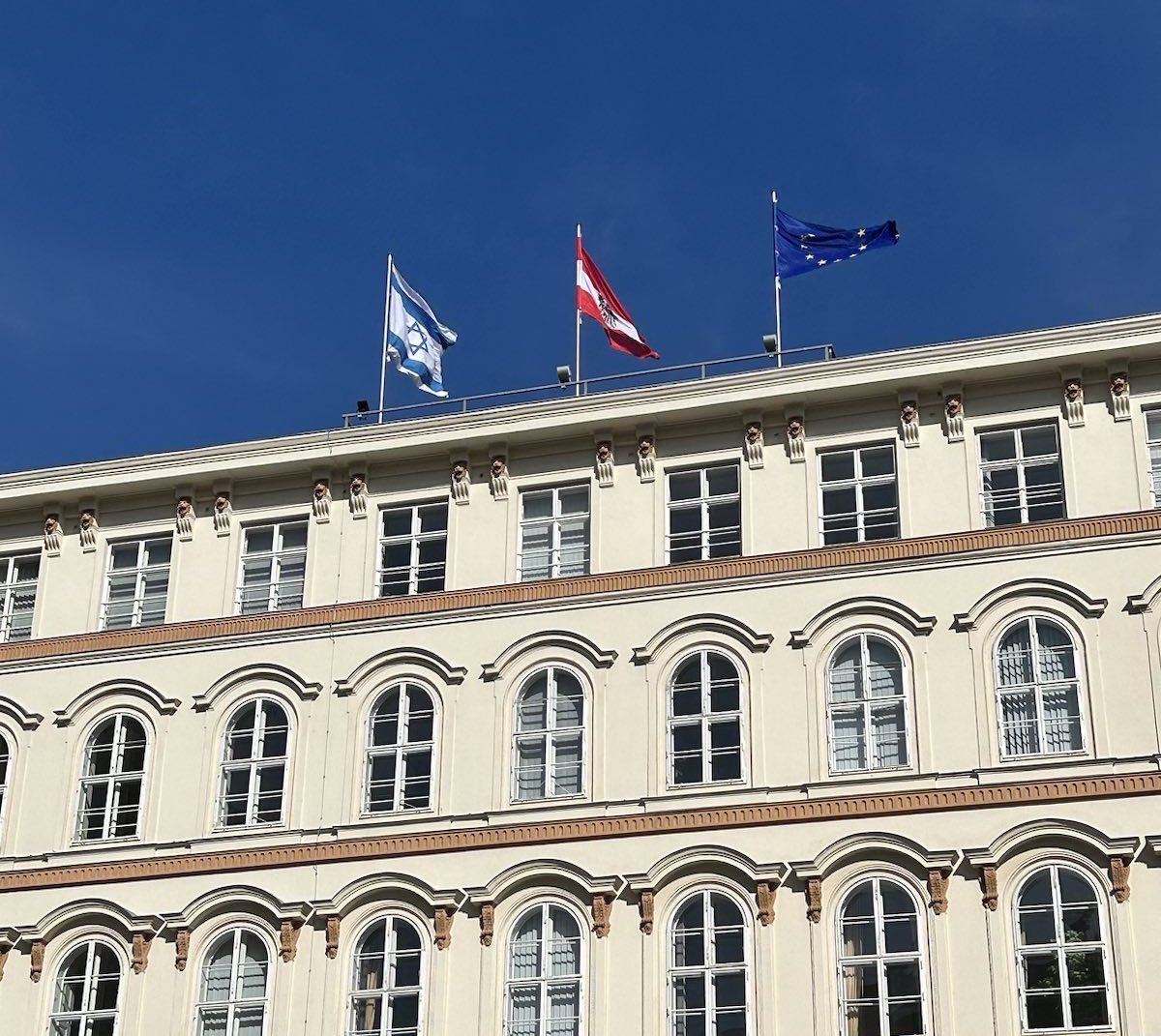 Als Zeichen der Solidarität mit #Israel und der israelischen Bevölkerung wird auf den Dächern von Bundeskanzleramt &amp; Außenministerium die israelische Flagge bis morgen Abend gehisst. 

Wir stehen mit Israel im Kampf gegen den Terror Seite an Seite. Unsere Gedanken sind bei den