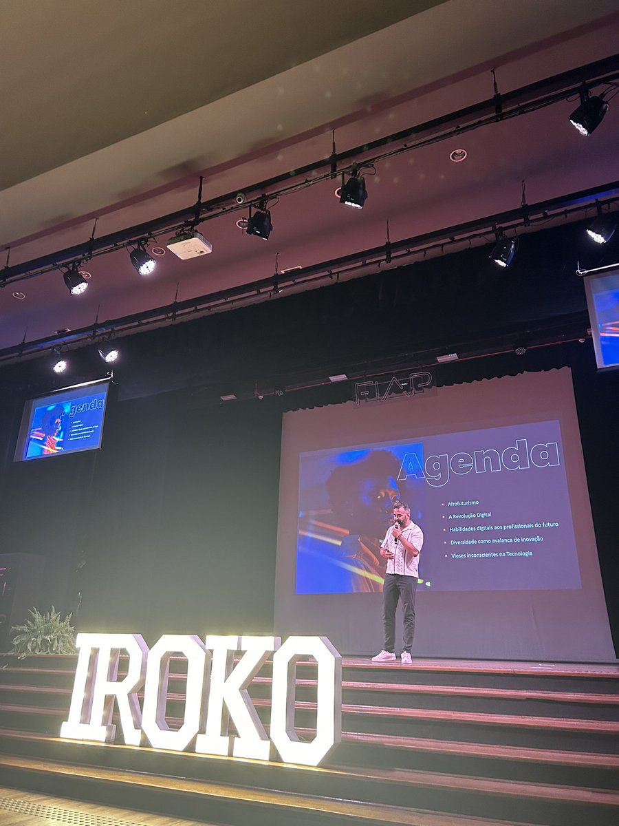 victorhg's tweet photo. Moises nascimento, CTO do Itau, discutindo sobre Afrofuturismo https://t.co/7X8VepkOOG