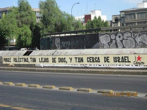 La <a href="/brigadachacon/">brigada chacon</a> plasmó en Santiago de Chile una frase que no ha cambiado nada: “Pobre Palestina, tan lejos de Dios y tan cerca de Israel". El horror se avecina.