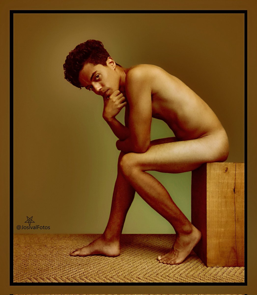 Alguno dice por ahí
que los hombres de mi mundo
se muestran básicos. 
Pobre, seducido por los efectismos
desmesurados de estos tiempos,
ese que, ajeno al meditar, 
orondo lacera y se cree virtuoso.
(Josival)

Foto: <a href="/JosivalFotos/">josivalFotos</a> 
En la imagen: #Eric 4 
#JosivalFotos
#Male #guys