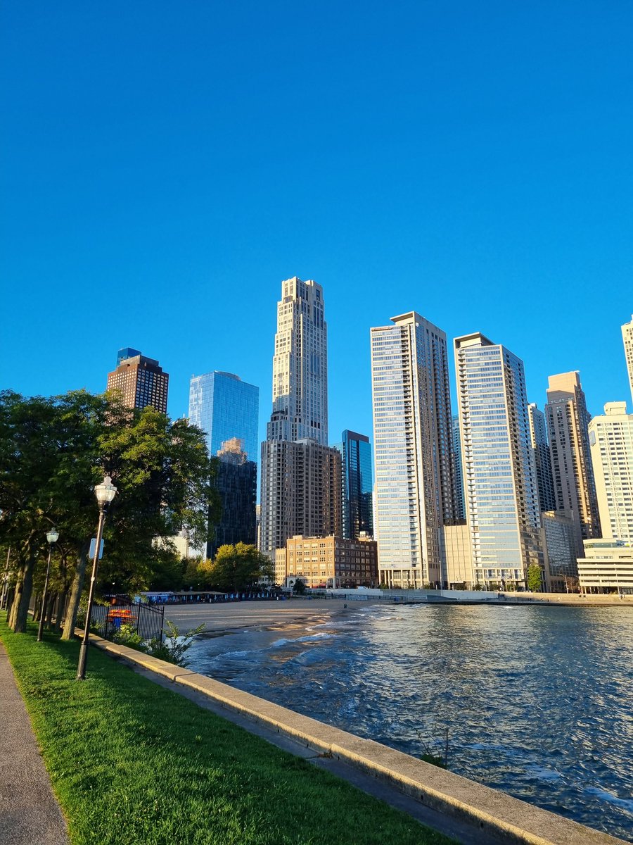 ClarissaGiebel's tweet photo. Quick 5km along this amazing skyline to loosen up before @ChiMarathon tomorrow! #Chicagomarathon #Runnerseverywhere @WMMajors https://t.co/OdTdjKS4nO