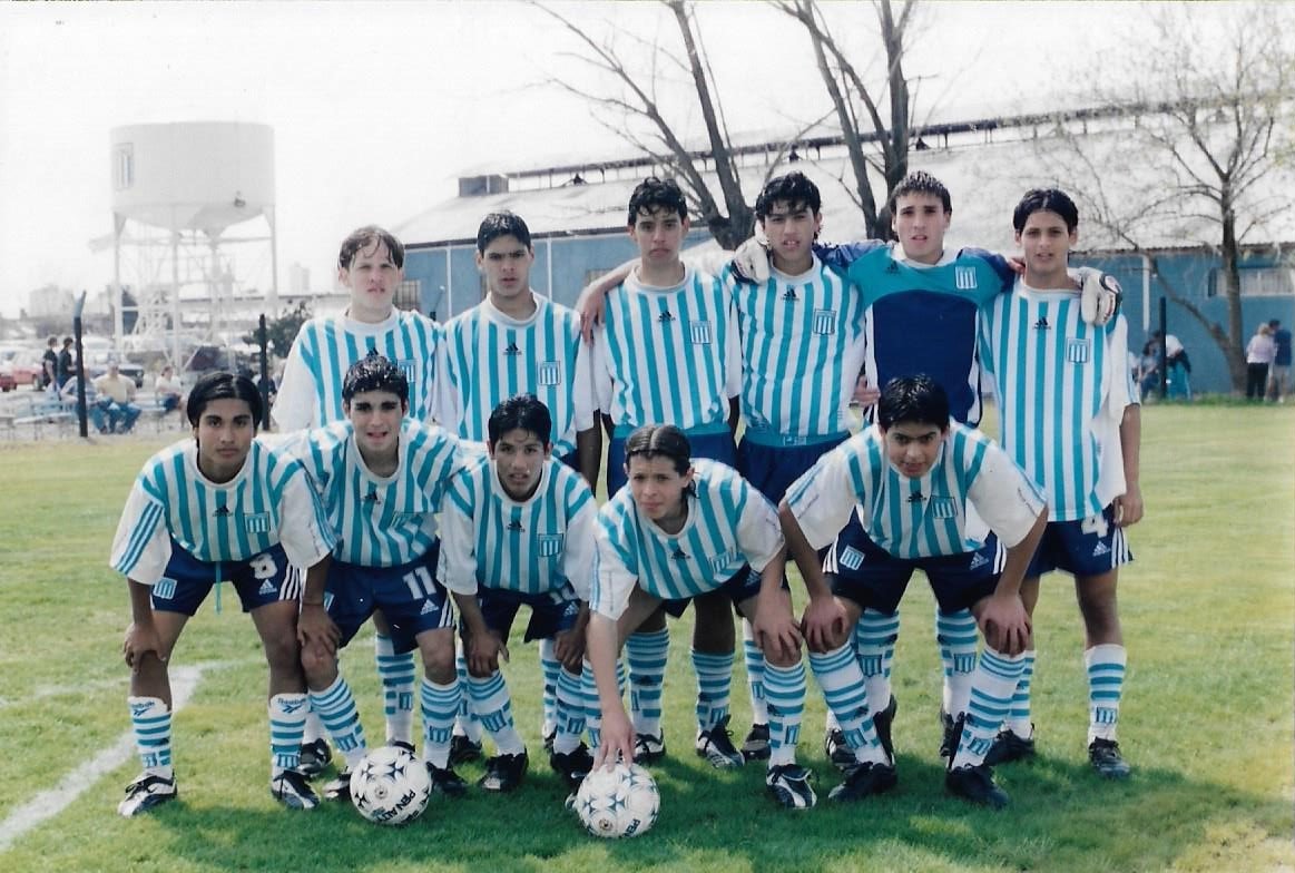 RCArchivo's tweet photo. 📷 Formación de equipo de divisiones inferiores en el Predio Tita Mattiussi. 📂 Colección Juan Leiva. 

#JornadadeInferiores https://t.co/EAS5yACnjg