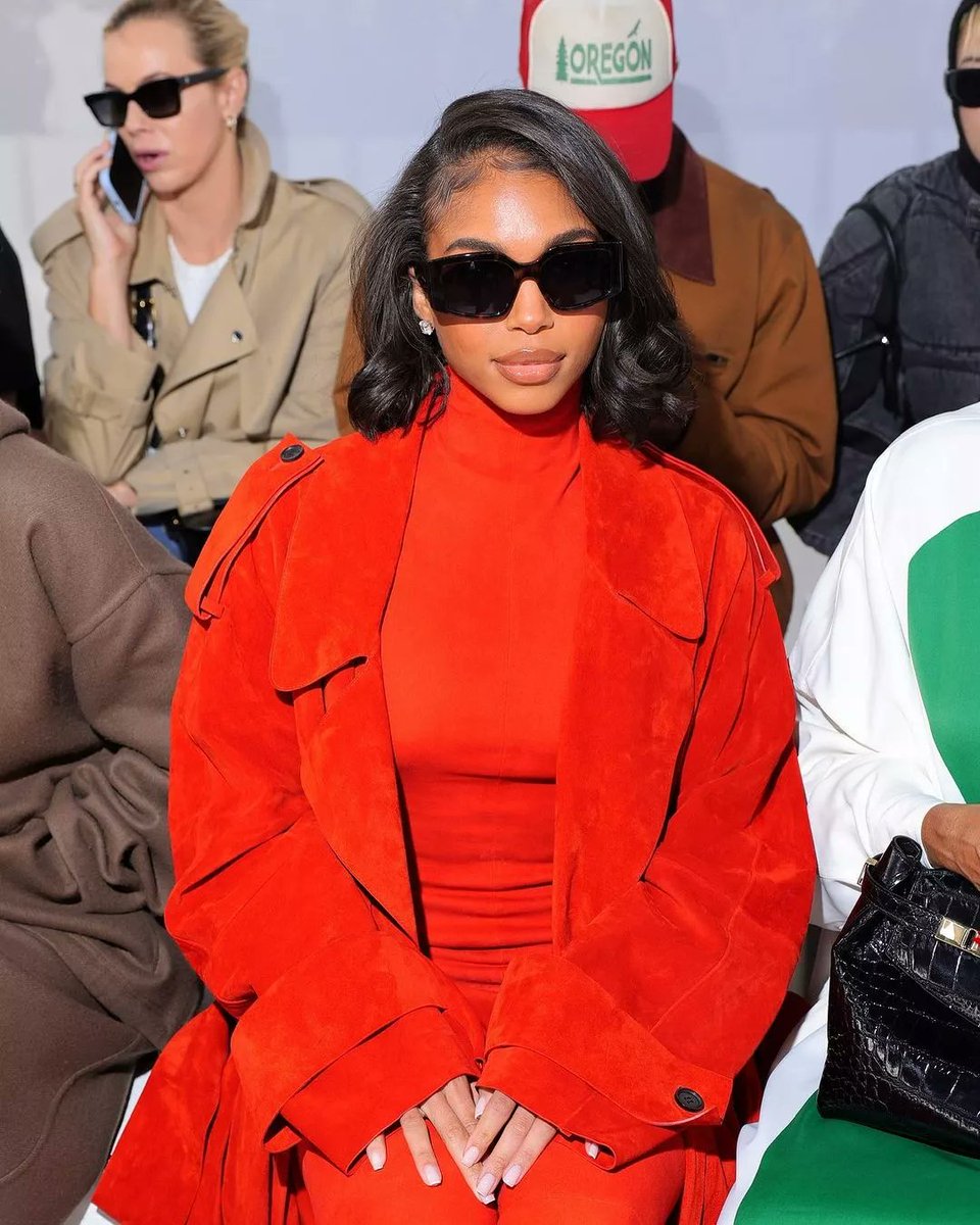 itsthestylehive's tweet photo. #FashionWeekStyle - #LoriHarvey wore an all-red monchromatic ensemble to the #Ferragamo show in Milan.
The outfit featured a long-sleeve turtleneck styled with matching tailored trousers, with a structural trench coat layered overtop her turtleneck, in a floor-sweeping style. https://t.co/3HPnJi41Mq