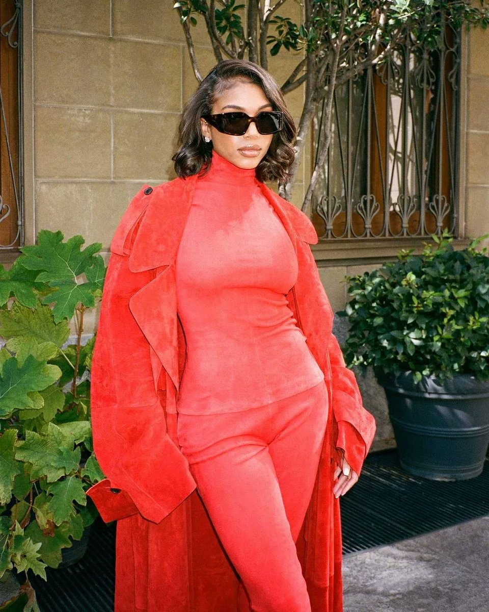 itsthestylehive's tweet photo. #FashionWeekStyle - #LoriHarvey wore an all-red monchromatic ensemble to the #Ferragamo show in Milan.
The outfit featured a long-sleeve turtleneck styled with matching tailored trousers, with a structural trench coat layered overtop her turtleneck, in a floor-sweeping style. https://t.co/3HPnJi41Mq