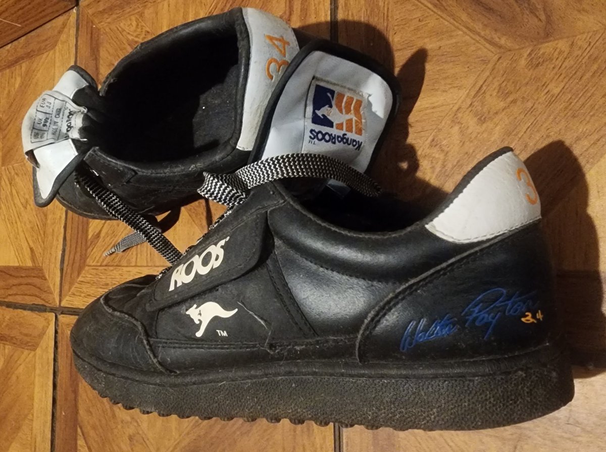 cutty03bk's tweet photo. Found these bad boys cleaning the office....ole school Roos...
#Kangeroos
#WalterPayton
#Sweetness
#Mr34 https://t.co/UX1Anj397c