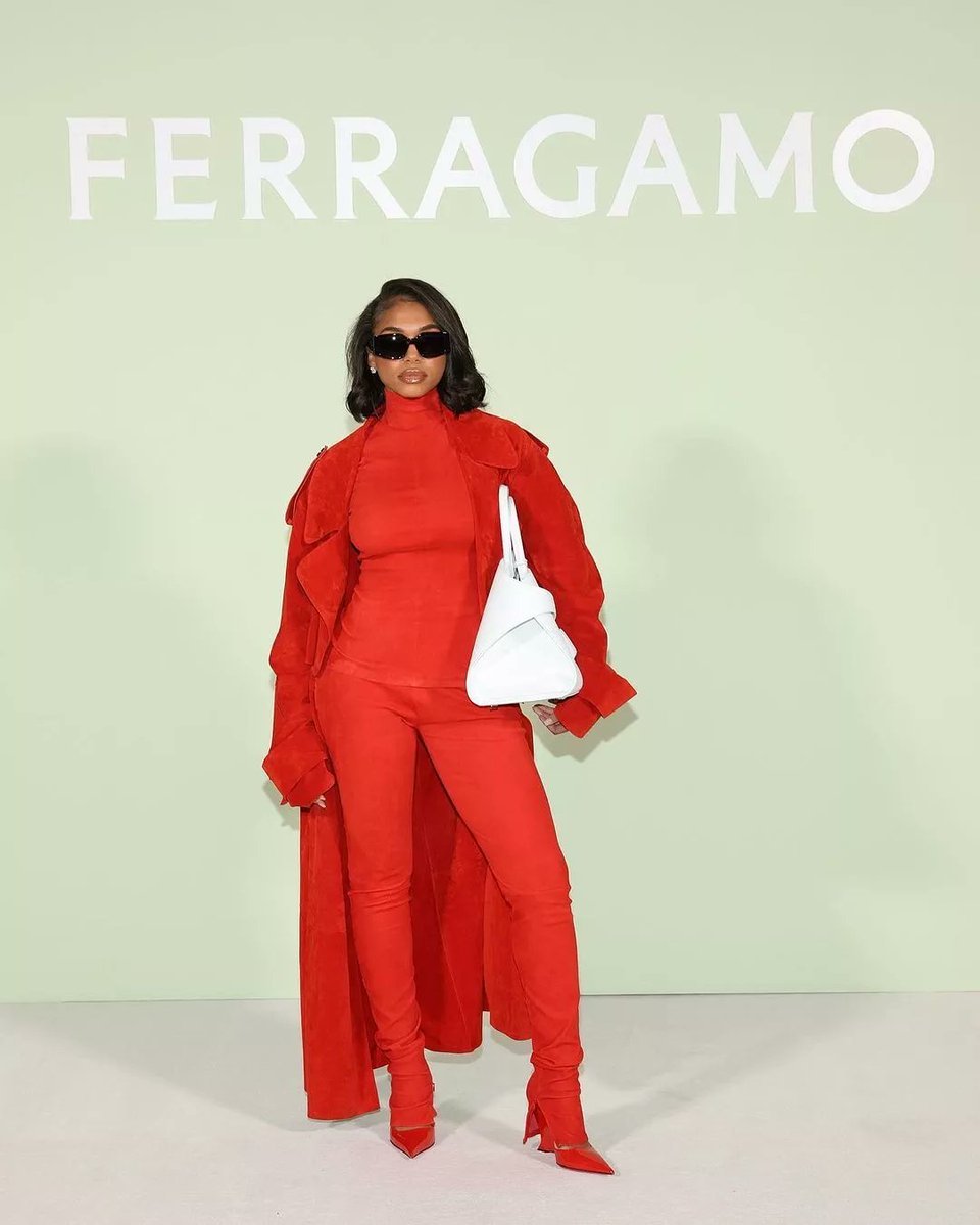 itsthestylehive's tweet photo. #FashionWeekStyle - #LoriHarvey wore an all-red monchromatic ensemble to the #Ferragamo show in Milan.
The outfit featured a long-sleeve turtleneck styled with matching tailored trousers, with a structural trench coat layered overtop her turtleneck, in a floor-sweeping style. https://t.co/3HPnJi41Mq