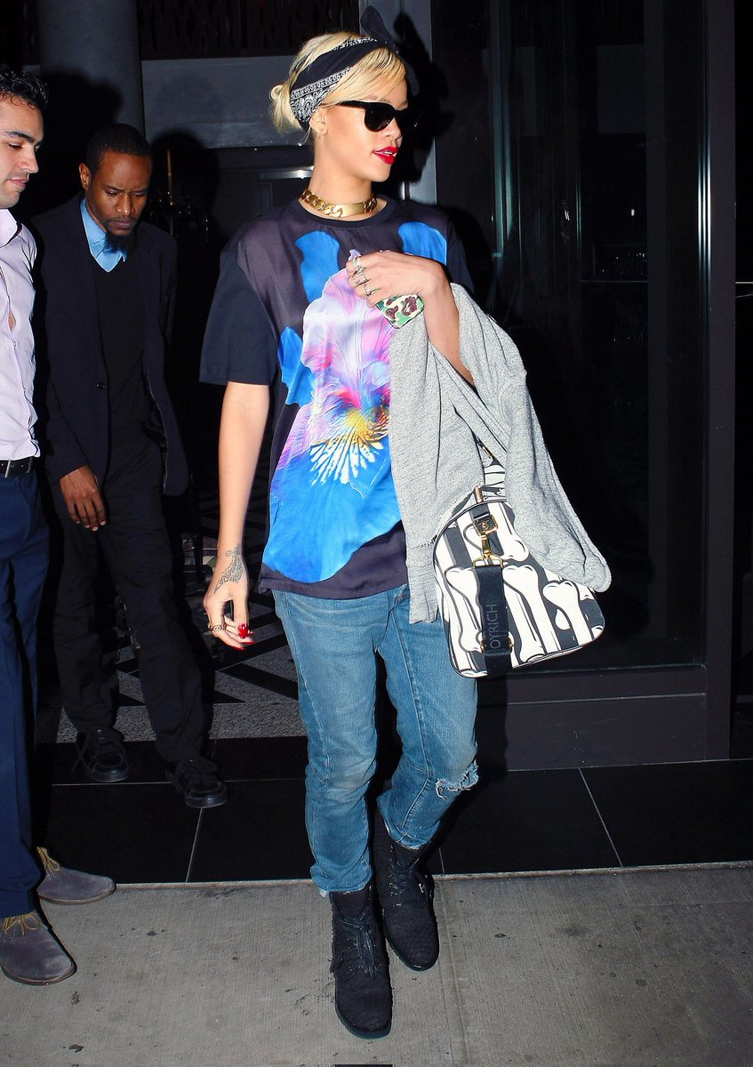 RIHWIND1's tweet photo. March 18, 2012: Rihanna heading to JFK airport. https://t.co/l116z3g7gN
