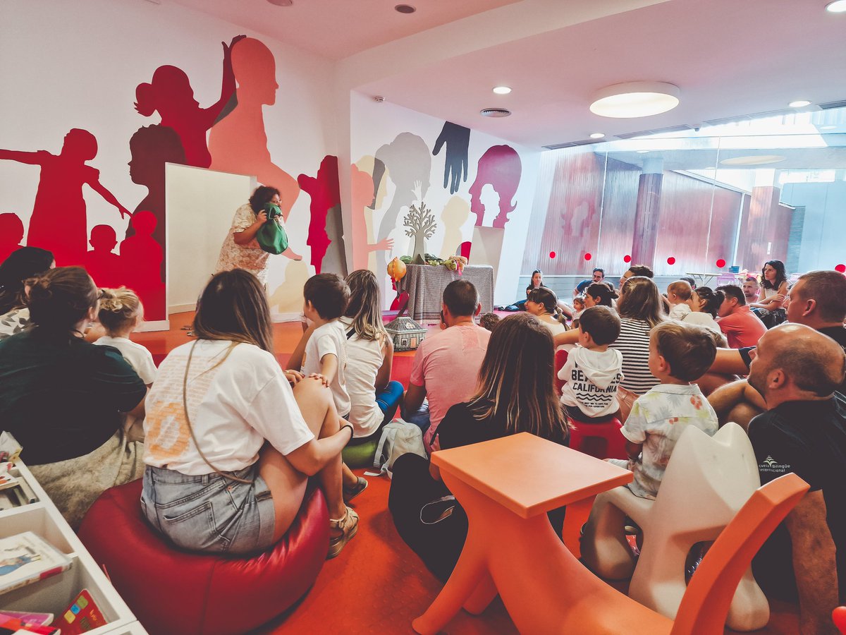 Hoy toca Cuenta Cuentos en la pedazo biblioteca de Lloret #MyLloret #InLloret2023 #BCNTB10 

<a href="/bcnTB/">BCN Travel Bloggers</a> <a href="/lloretturisme/">Lloret Turisme</a>