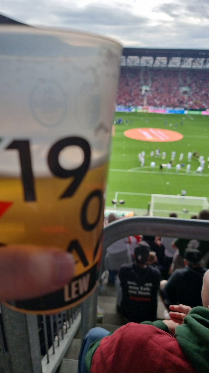 HerrFloeter's tweet photo. Ruhe jetzt, Fußball ist! #FCAD98 #Bundesliga https://t.co/pyAWKG8Xzm