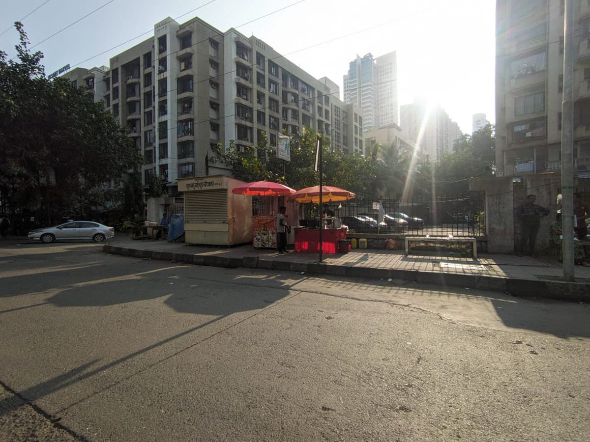 Roopal_Parab's tweet image. Sudden spur of hawker stalls near Magathane metro station bridge. So people have any right on walking footpath? Hope @mybmcWardRC and @mybmc is listening. #BMC #rcentralward #righttowalk #mumbai #magathane #gopalshetty