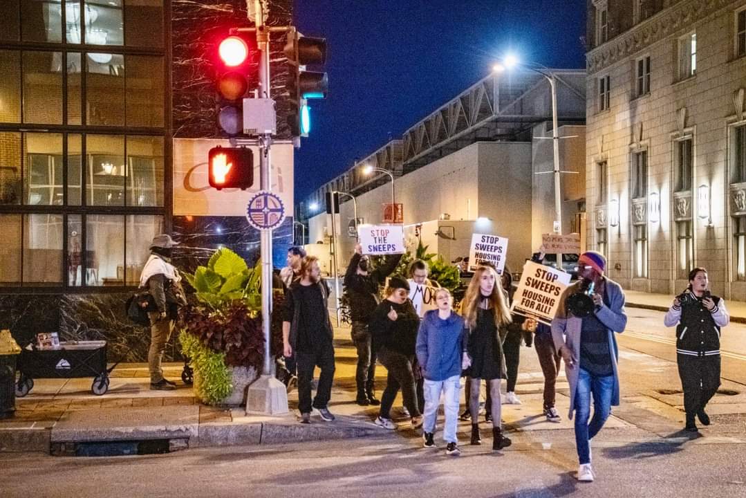 WhurDeyDoDatAt's tweet photo. 3/x We will continue to show up, speak out, and be visible against the atrocities leveled against vulnerable people.
(all photos in thread courtesy of @rrconstructor)
#TilWeAllFree
#NoMoreJailDeaths
#FireJennifer
#StopTheSweeps
#HousingForAll https://t.co/VOsfUJMOV3