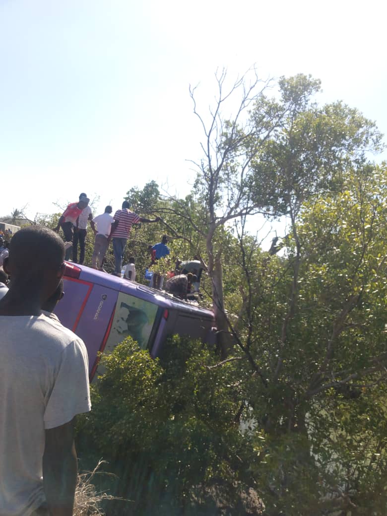 TBoundBuses's tweet photo. #Ajali 
Basi la kampuni ya #SelousExpress Kutoka Songea To Dar Via Lind Imeanguka Ufukweni Wa Bahari MCHINGA LINDI. https://t.co/wOUmHJzM5f