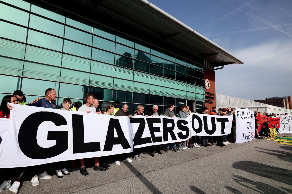centredevils's tweet photo. 🚨🚨| #mufc fans protesting against the Glazers outside Old Trafford. 🔰

#GlazersOut https://t.co/mOPiNaJS74
