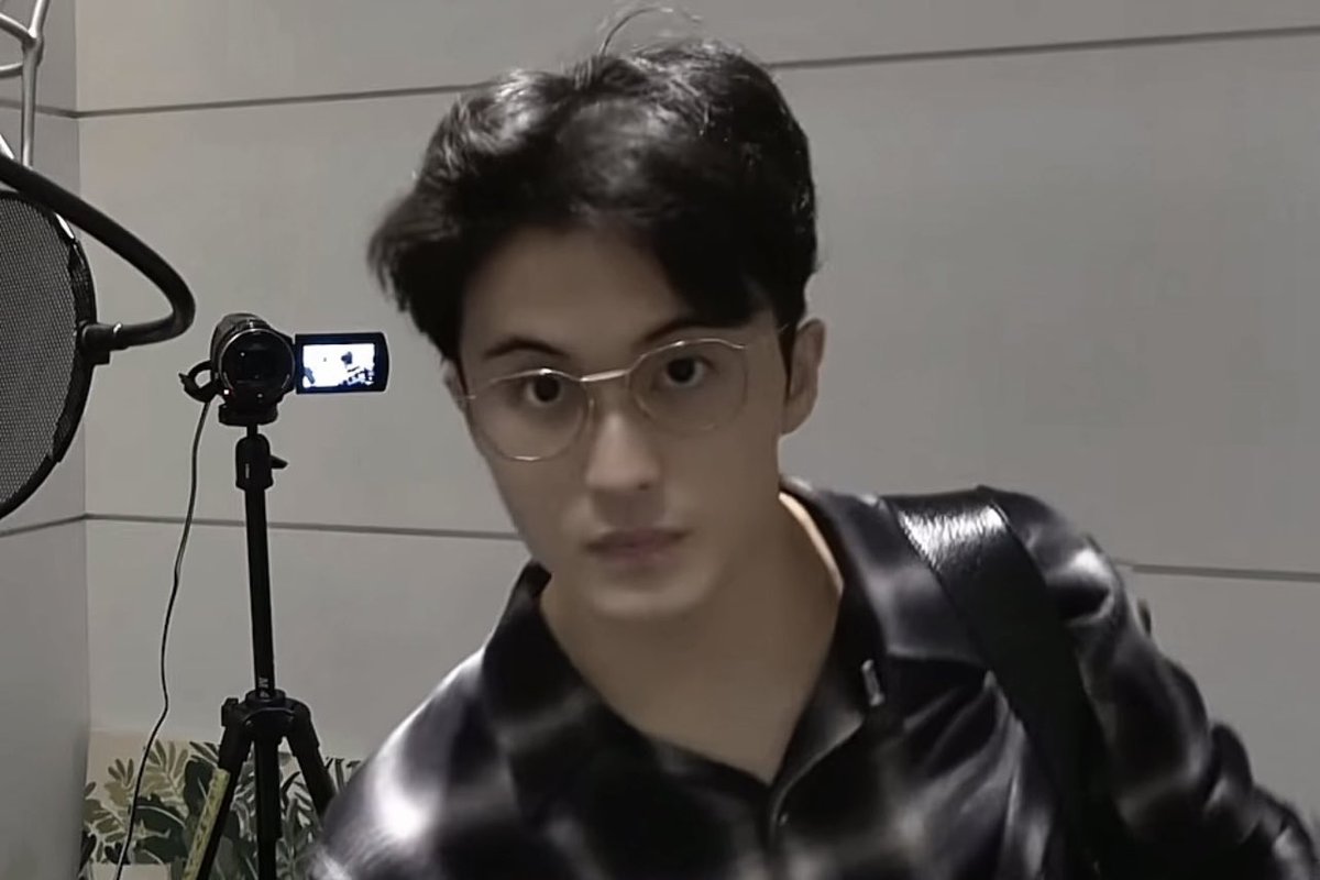 Ieemarkees's tweet image. mark in glasses