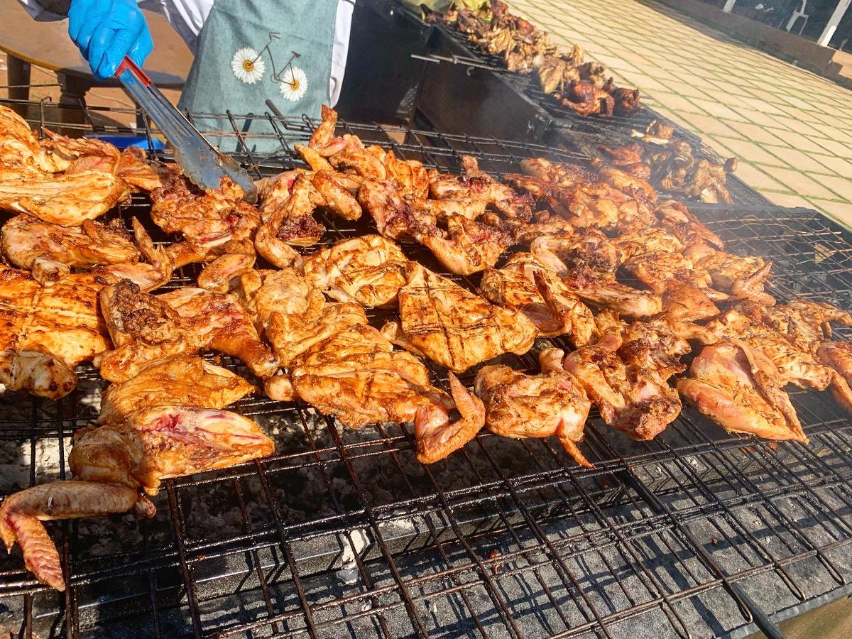 tales_lounge's tweet photo. Happening now @taleslounge256 …… Backyardmeatup organized by @almostfamousug with @pablozplate on the grill 🧑🏽‍🍳

#meatlovers 
#chickenlovers🍗 
#saturdayplot 
#radiocity https://t.co/3wKLK7foSW