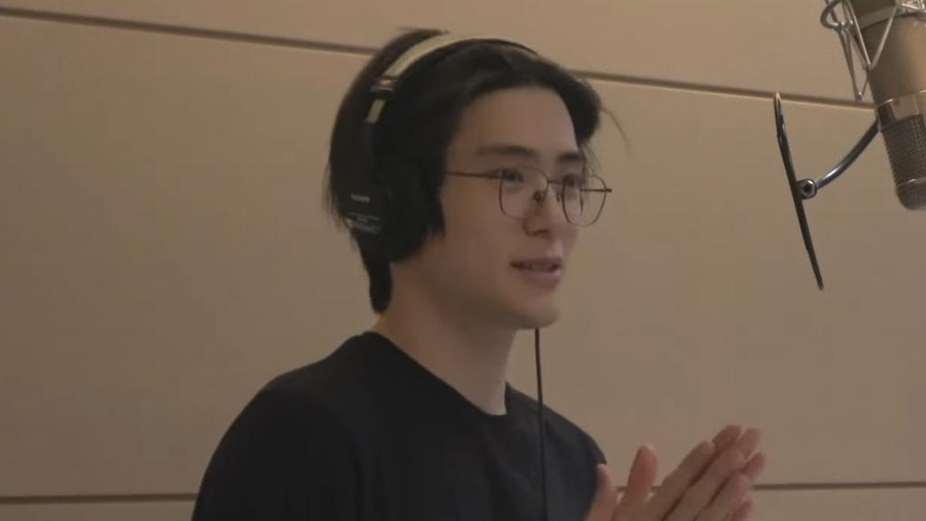Jaehyun's black hair + specs... so perfect