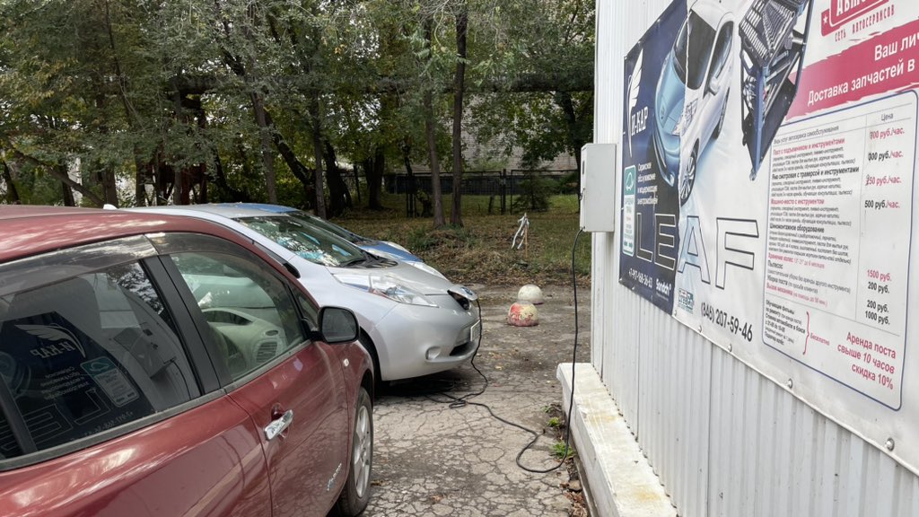 Timofeev's tweet photo. Сборище электричков. 

#самара #ecar офис @e_carcom #ev #electric #electricvehicle #electricvehicles #nissan #nissanleaf #leaf #заряднаястанция #путешествуюнаэлектромобиле #roadtrip https://t.co/XnbbbNFN2J