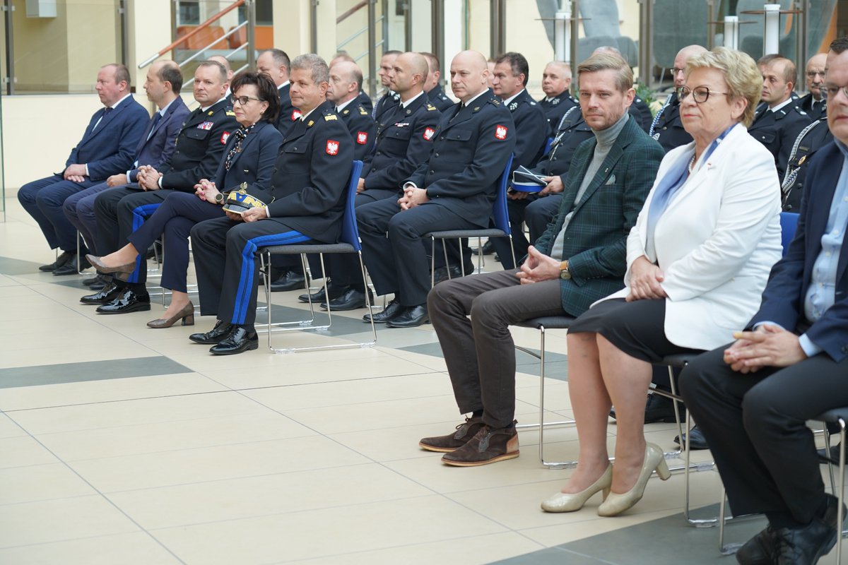 LegnickaSSE's tweet photo. W Centrum Konferencyjnym LSSE odbyła się uroczystość wręczenia czeków okolicznościowych dla jednostek OSP🚒. W wydarzeniu uczestniczył prezes #LSSE, Przemysław Bożek, który podziękował 🤝 strażakom za ich codzienną pracę.
@KGPSP | @KancelariaSejmu | @elzbietawitek | @NFOSiGW https://t.co/zIb9a57x3y